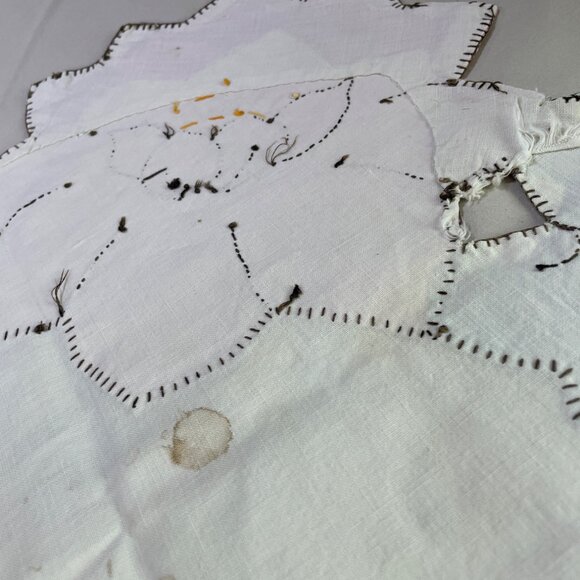 Lot of 2 Vintage Linens Appliqued Table Cloth 30"x30" Crocheted Lace Pce 17'x17" - Picture 8 of 12